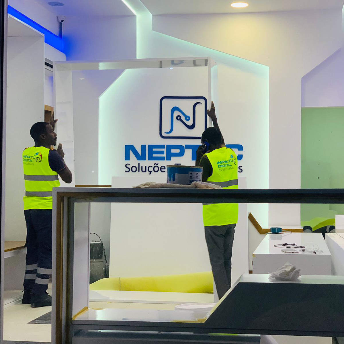 Técnicos da Impaktu Digital Montando o interior da loja da empresa de Tecnologia Neptec, para melhoria da comunicação visual e publicidade da marca