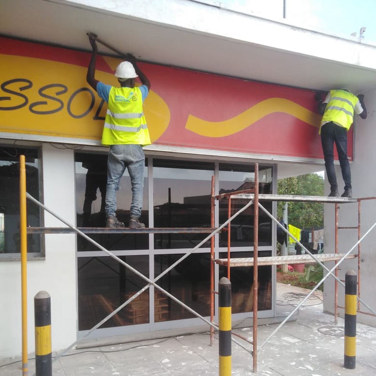 Técnicos da impaktu digital instalando uma fachada da rede de lojas Girassol nas bombas de combustivel da SonangolCaracterização de mini Van da empresa Sanlam Seguros para melhoria da comunicação visual e publicidade da marca