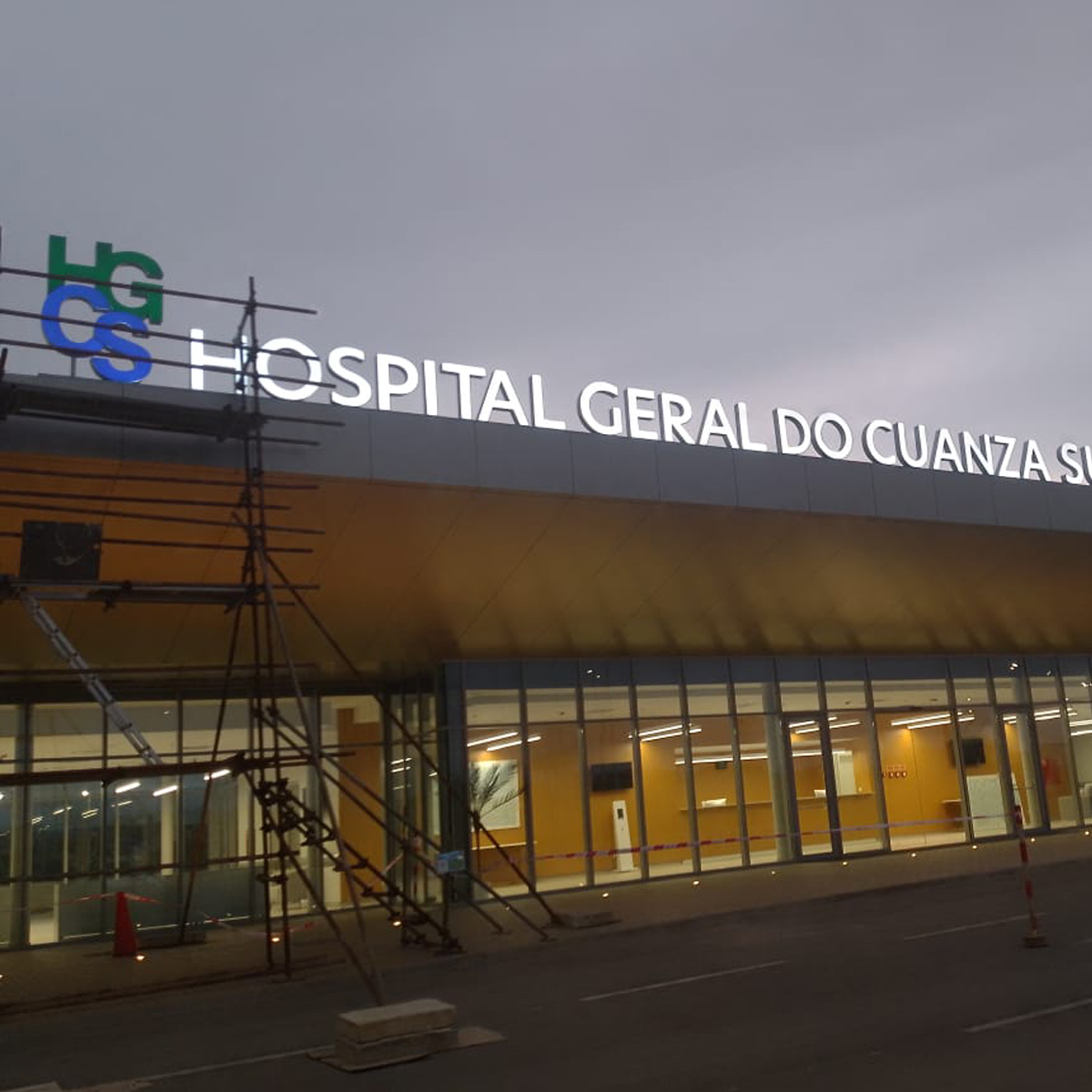 Letreiro monobloco com iluminação do Hospital Geral do Cuanza Norte Mário Pinto de Andrade, para melhoria da comunicação visual e publicidade da marca