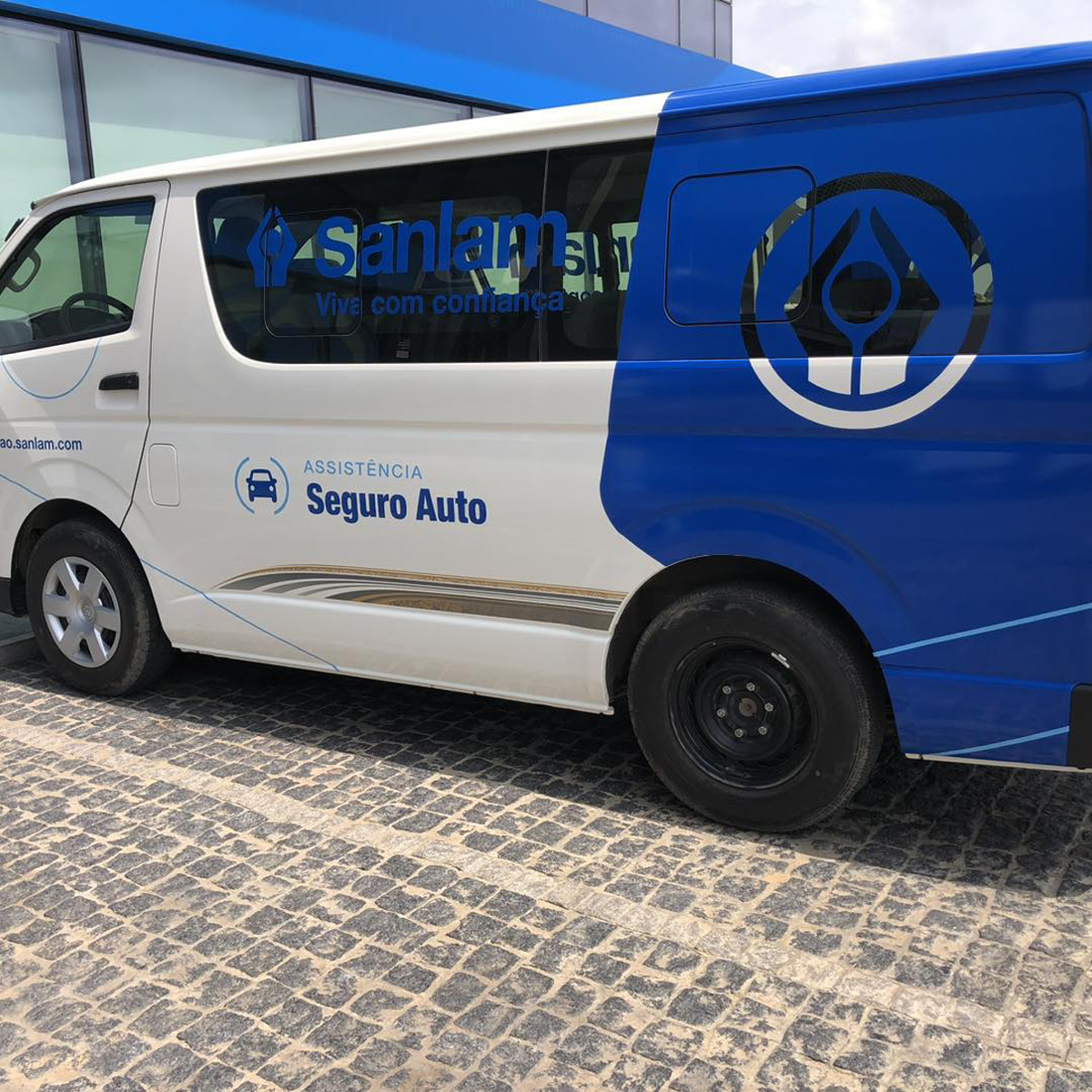 Caracterização de mini Van da empresa Sanlam Seguros para melhoria da comunicação visual e publicidade da marca