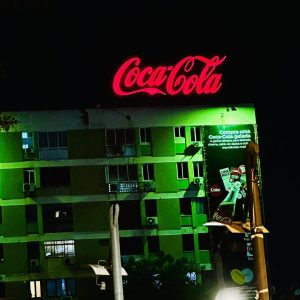 Letreiro monobloco com iluminação - Coca Cola